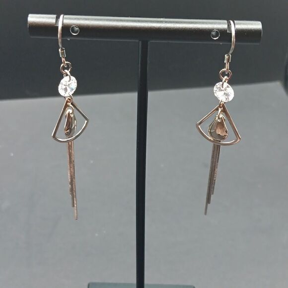 LE YI Drop Dangle Earrings New In Box - Picture 2 of 6